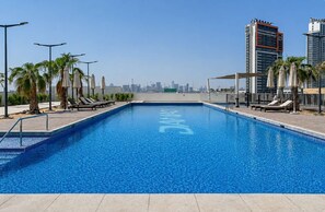 Pool - Beautifully Furnished Studio for a Perfect Getaway (Dubai)
