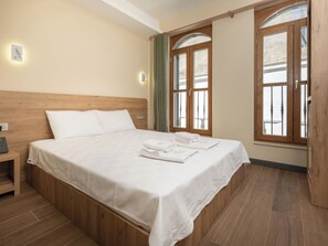 Deluxe-rum - utsikt mot trädgården | Gratis wi-fi