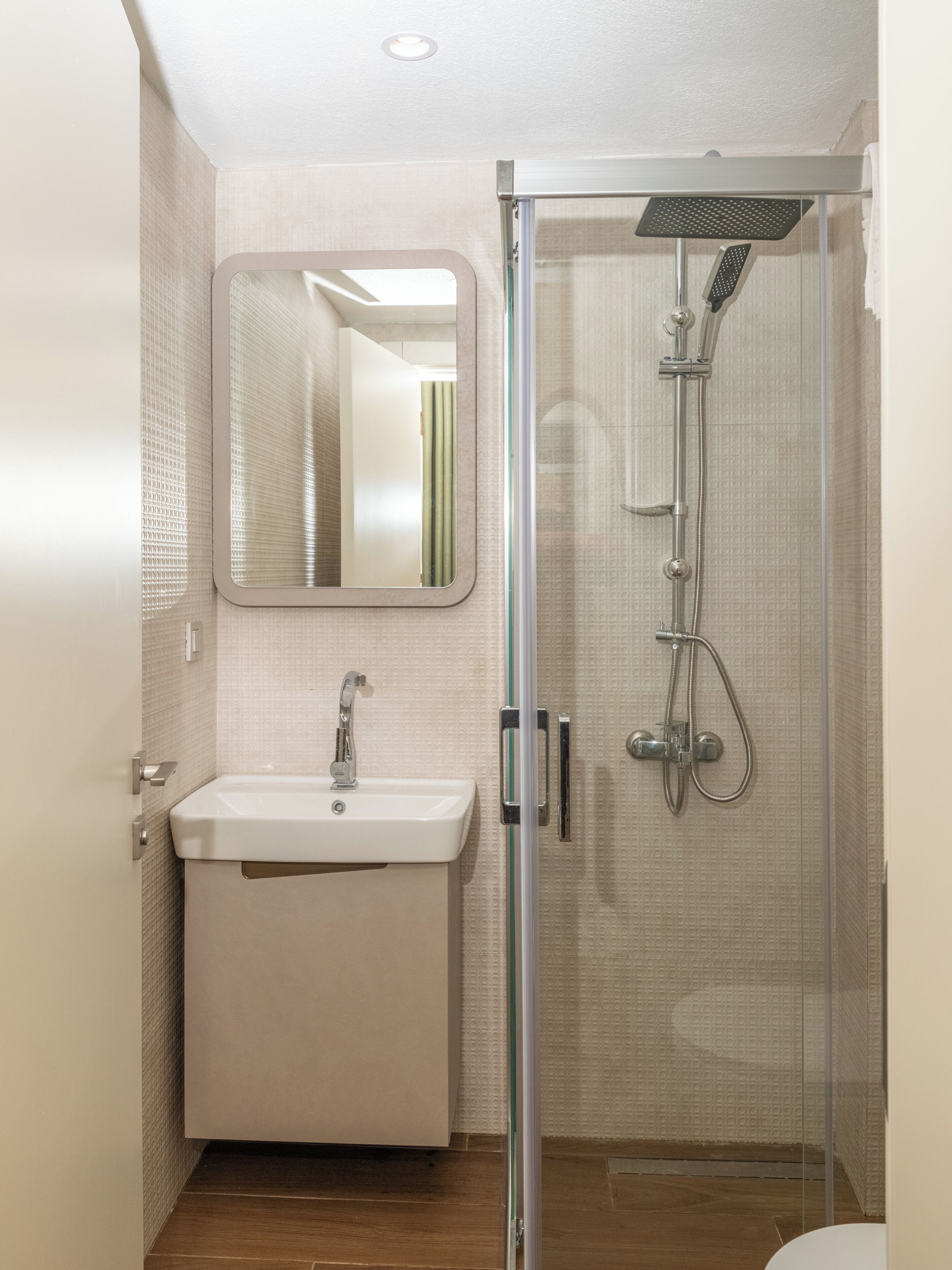 Een douche, gratis toiletartikelen, een haardroger, handdoeken