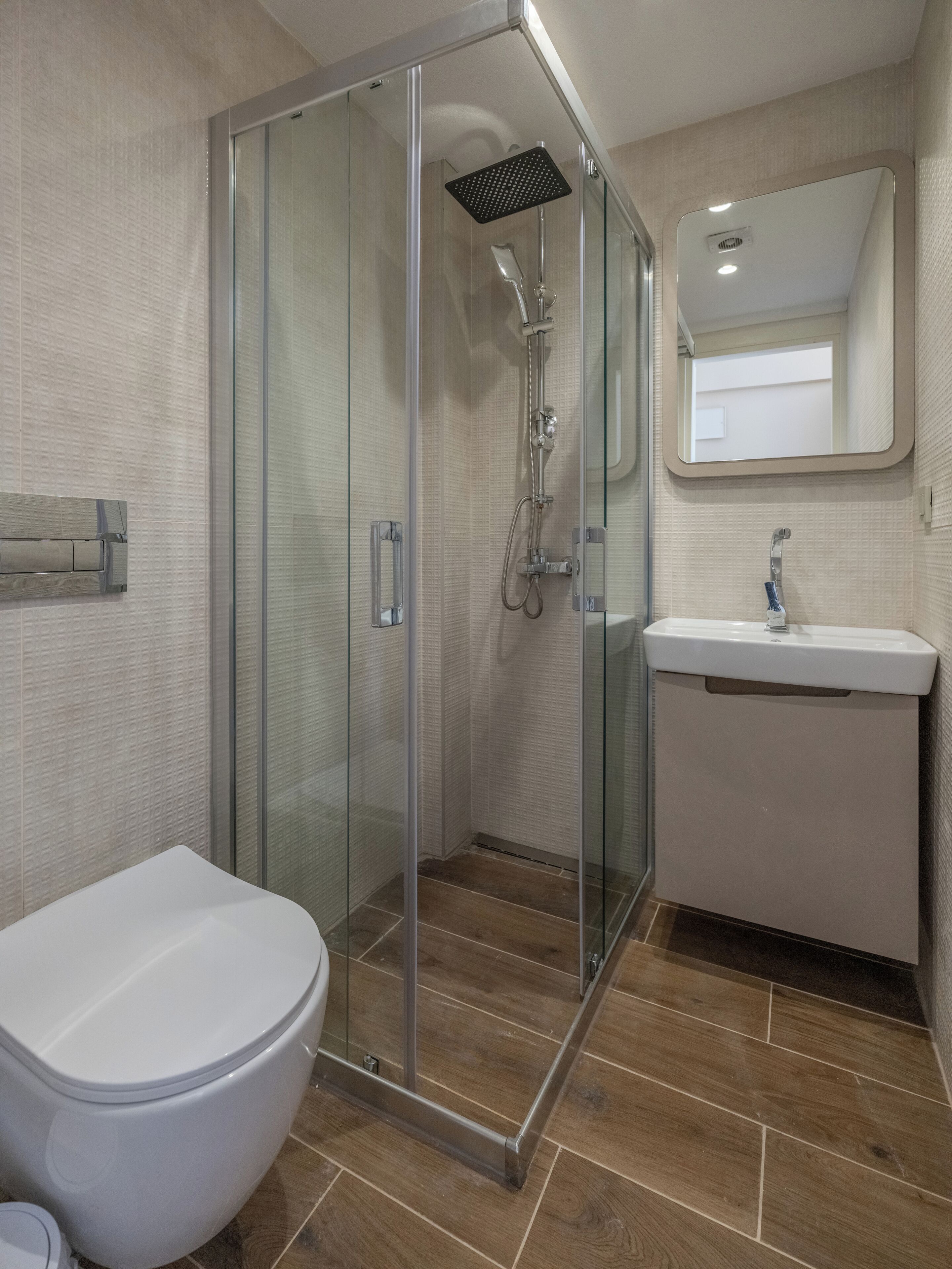 Shower, perlengkapan mandi gratis, pengering rambut, dan handuk