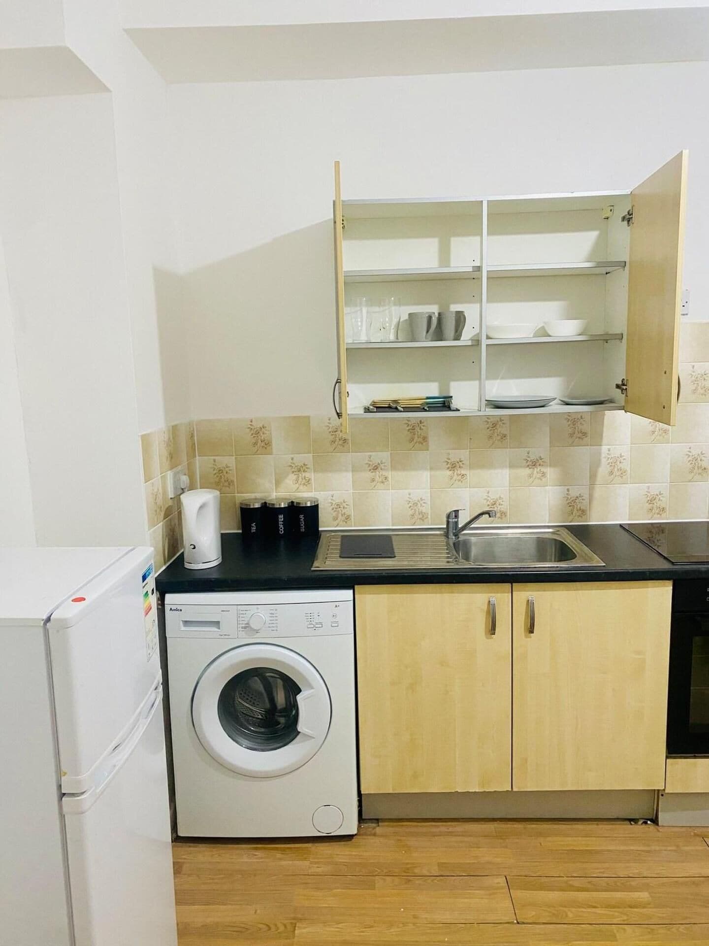 Refrigerador, microondas, horno y parrilla de estufa 