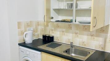 Frigorífico, microondas, horno y placa de cocina
