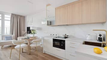 Fridge, microwave, stovetop, dishwasher