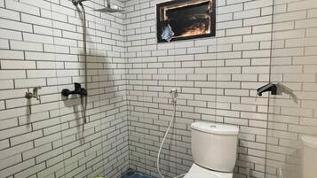 Villa, 2 slaapkamers | Badkamer | Een douche, een haardroger, handdoeken