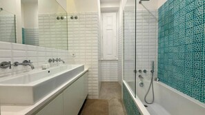 Bathroom - Spacious Historic Lisbon Flat  near Cais do Sodré (Lisbon)
