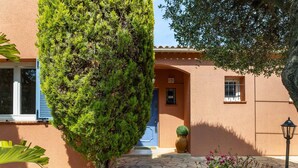 A building with a blue door, a stone pathway, and a potted plant. - Happyfew Villa Monica (Nice)