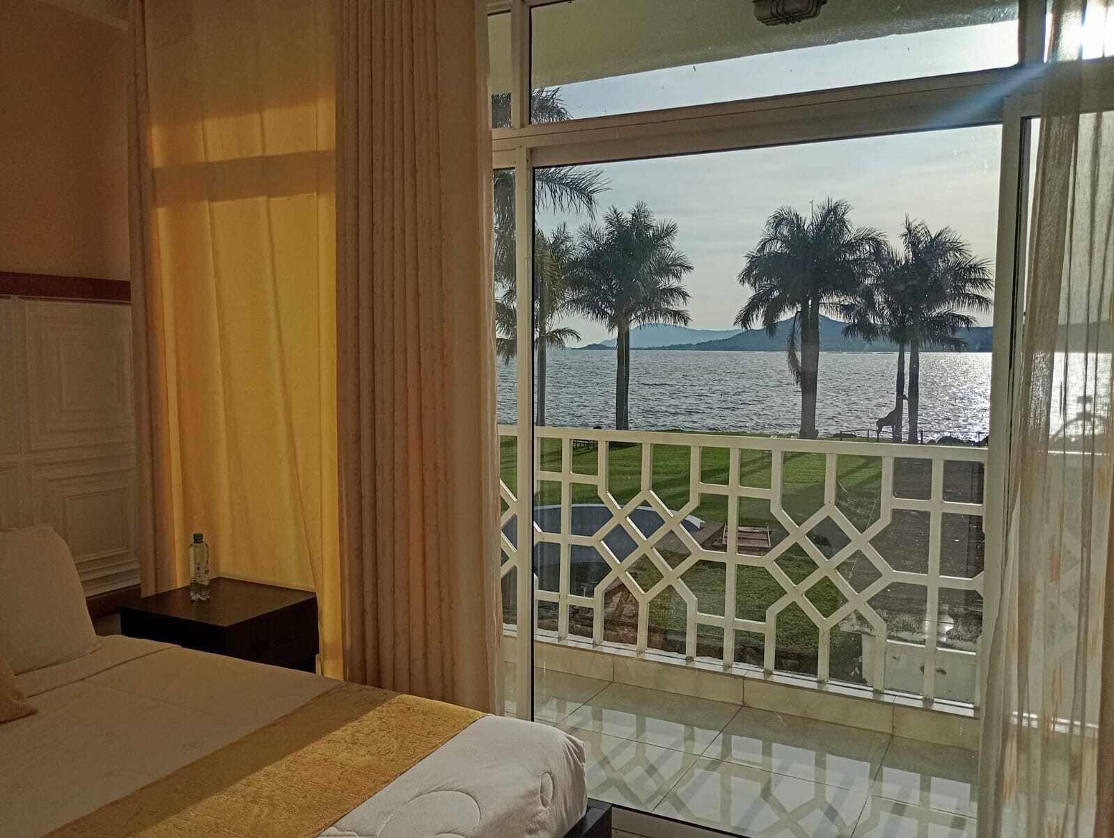 Phòng đôi Deluxe, quang cảnh hồ | Màn/rèm cản sáng, bàn ủi/dụng cụ ủi quần áo 