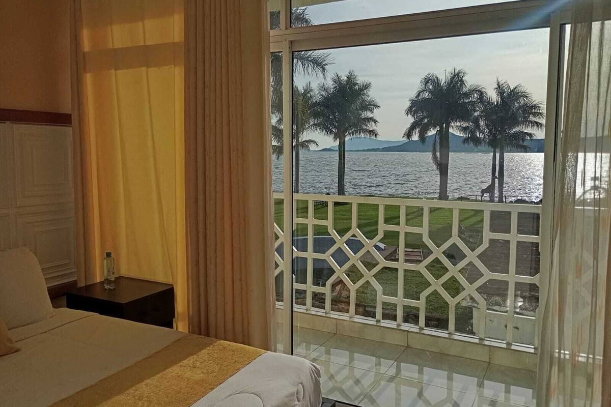 Phòng đôi Deluxe, quang cảnh hồ | Màn/rèm cản sáng, bàn ủi/dụng cụ ủi quần áo
