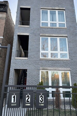 Exterior detail - Stylish Cozy 3BR Retreat Near Pilsen with Free Parking (Chicago)