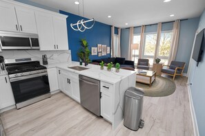 Private kitchen - Fairfield 3 Spacious 3BR Family Oasis (Chicago)