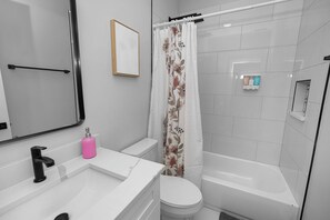 Bathroom - Fairfield 3 Spacious 3BR Family Oasis (Chicago)