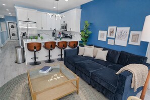 Smart TV - Stylish Cozy 3BR Retreat Near Pilsen with Free Parking (Chicago)