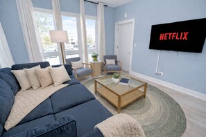 Living area - Fairfield 3 Spacious 3BR Family Oasis (Chicago)