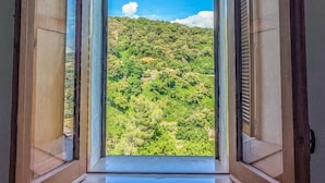 An open window with a view of a green landscape. - Sea and Sun House - Sea Option (Vibonati)