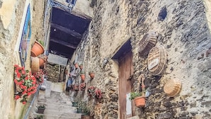 A narrow stone staircase with potted plants and baskets. - Sea and Sun House - Sea Option (Vibonati)