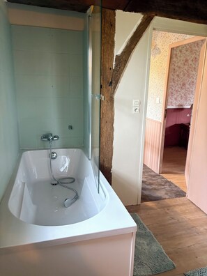 Douche, sèche-cheveux, serviettes fournies, savon