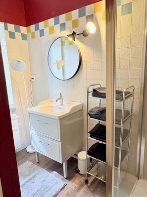 Shower, hair dryer, towels, soap - Accommodation for 6 to 11 people in a Norman Manor House (Bolbec)