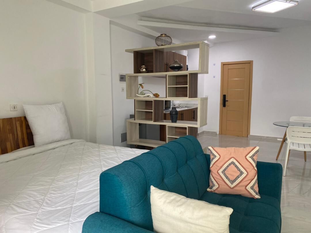Monolocale comfort, balcone, vista città | Una scrivania, postazione laptop, ferro/asse da stiro, Wi-Fi gratuito