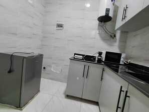 Attico Comfort, 1 camera da letto, balcone, vista città | Cucina privata | Frigorifero, microonde, forno, piano cottura