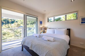 Iron/ironing board, Internet, bed sheets - Miro Ridge in Palm Beach - Miro Ridge is a spacious elevated holiday home overlooking Palm Beach with sea views and generous indoor-outdoor living. Large sliding doors open to an expansive deck, while the open plan lounge and entertainer’s kitchen cr (Waiheke Island)