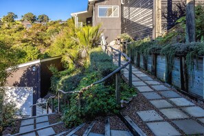 Property grounds - Miro Ridge in Palm Beach - Miro Ridge is a spacious elevated holiday home overlooking Palm Beach with sea views and generous indoor-outdoor living. Large sliding doors open to an expansive deck, while the open plan lounge and entertainer’s kitchen cr (Waiheke Island)