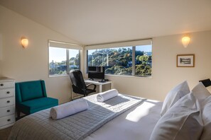 Iron/ironing board, internet, bed sheets - Miro Ridge in Palm Beach - Miro Ridge is a spacious elevated holiday home overlooking Palm Beach with sea views and generous indoor-outdoor living. Large sliding doors open to an expansive deck, while the open plan lounge and entertainer’s kitchen cr (Waiheke Island)