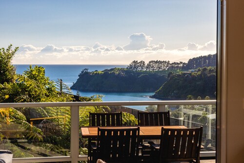 Miro Ridge in Palm Beach - Miro Ridge is a spacious elevated holiday home overlooking Palm Beach with sea views and generous indoor-outdoor living. Large sliding doors open to an expansive deck, while the open plan lounge and entertainer’s kitchen cr