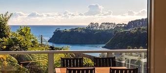 Miro Ridge in Palm Beach - Miro Ridge is a spacious elevated holiday home overlooking Palm Beach with sea views and generous indoor-outdoor living. Large sliding doors open to an expansive deck, while the open plan lounge and entertainer’s kitchen cr