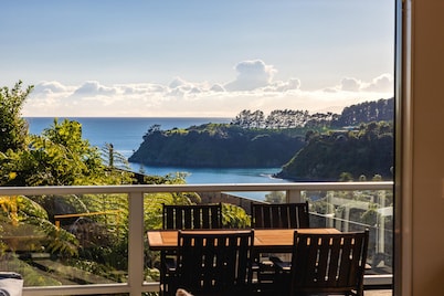 Miro Ridge in Palm Beach - Miro Ridge is a spacious elevated holiday home overlooking Palm Beach with sea views and generous indoor-outdoor living. Large sliding doors open to an expansive deck, while the open plan lounge and entertainer’s kitchen cr