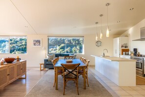 Dining - Miro Ridge in Palm Beach - Miro Ridge is a spacious elevated holiday home overlooking Palm Beach with sea views and generous indoor-outdoor living. Large sliding doors open to an expansive deck, while the open plan lounge and entertainer’s kitchen cr (Waiheke Island)