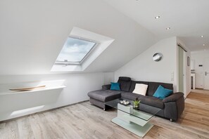 TV - Apartment 'Conny' with Mountain View, Balcony and Wi-Fi (Bühl)