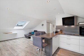Fridge, oven, stovetop, dishwasher
