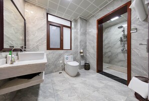 Kamar Single Panorama, 1 Tempat Tidur Queen, Bebas Asap Rokok, Hewan Peliharaan Diizinkan | Kamar mandi | Perlengkapan mandi gratis, pengering rambut, handuk, dan sabun