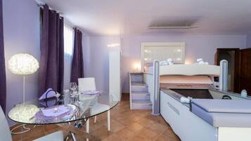 Suite Junior, piscina privata | Una cassaforte in camera, insonorizzazione, Wi-Fi gratuito