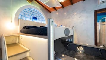 Habitación Deluxe, alberca privada | Caja de seguridad en la habitación y decoración personalizada