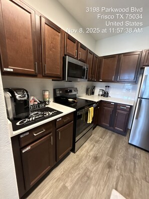 Private kitchen - Frisco vibes, pool, gym &work station King-size bed (Frisco)