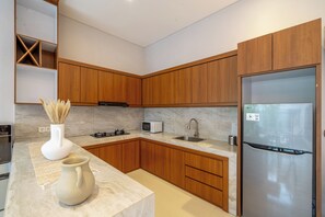 Villa Exclusive, vista piscina | Cucina privata | Spezie, prodotti ecosostenibili per le pulizie, carta assorbente