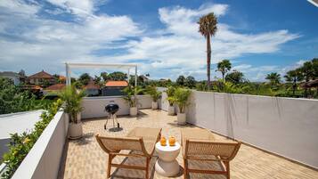 Luxe villa, uitzicht op zwembad | Terras