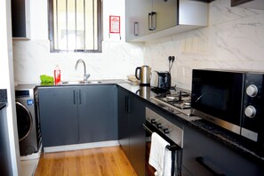 Private kitchen - Cozy 2-bedroom apartment in the Heart of Nairobi (Nairobi)