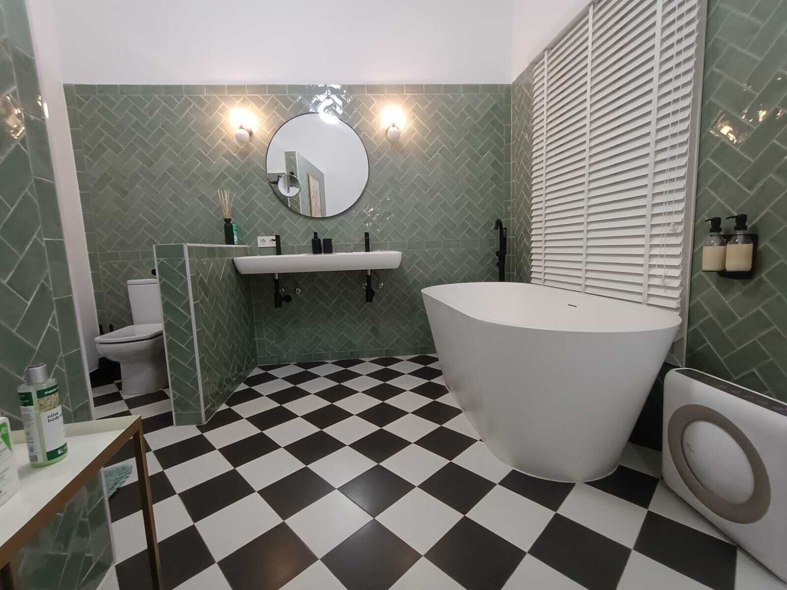 Een douche, handdoeken, zeep, toiletpapier