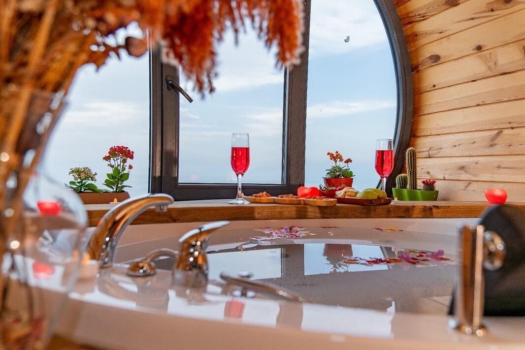 Deluxe bungalow, uitzicht op zee | Privékeuken | Een minikoelkast, kookgerei, borden en bestek