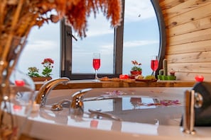 Bungalow Deluxe, vista al mar | Cocina privada | Frigobar y utensilios de cocina 