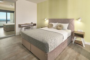 Ein Schlafzimmer mit einem Bett, Nachttischen, einem Schreibtisch und einem großen Fenster.