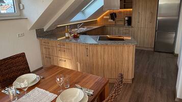 Fridge, oven, stovetop, dishwasher