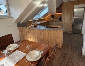 Een koelkast, een oven, een kookplaat, een vaatwasser