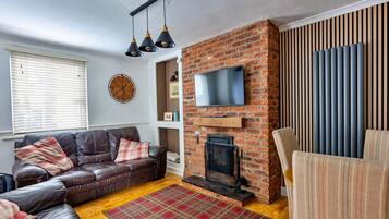 TV, fireplace