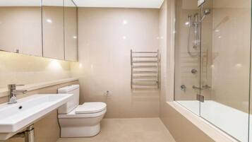 Secadora de cabello, toallas, jabón, papel de baño