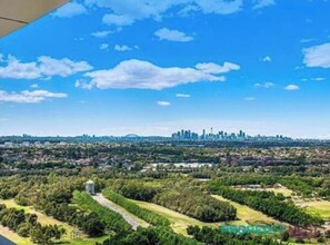 Un horizonte urbano con un parque al frente.