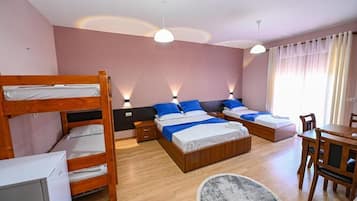 Chambre Quadruple Familiale, balcon | Fer et planche à repasser, Wi-Fi gratuit