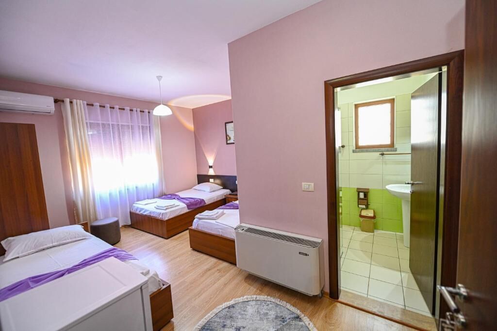 Kamar Triple Klasik | Kamar mandi | Shower, perlengkapan mandi gratis, pengering rambut, dan sandal